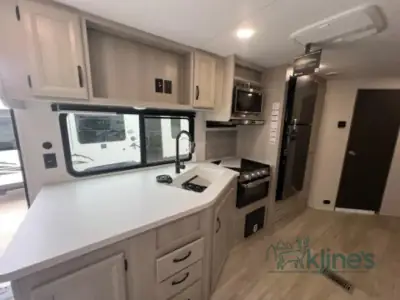 2027 Coachmen Catalina Legacy Edition 243RBS photo 10