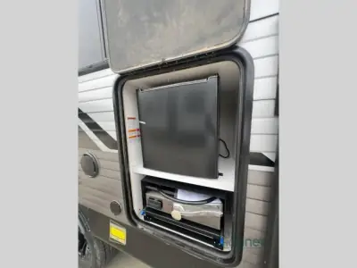 2027 Coachmen Catalina Legacy Edition 243RBS photo 4
