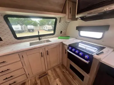 2021 K-Z Connect SE C221FKKSE photo 10