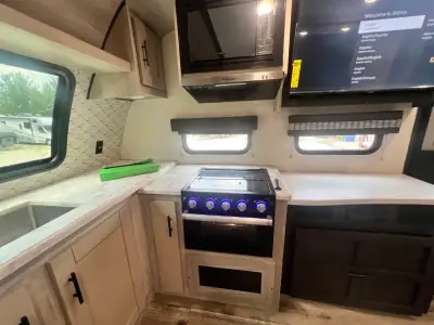 2021 K-Z Connect SE C221FKKSE photo 9