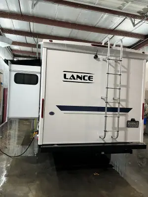 2023 Lance 1985 photo 3