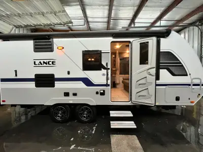 2023 Lance 1985 photo 9