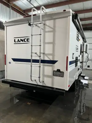 2023 Lance 1985 photo 4