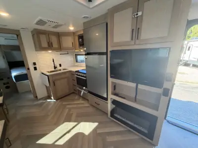 2024 Ember TOURING EDITION 28BH photo 9