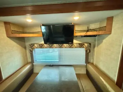 2017 Winnebago Spirit 31D photo 9