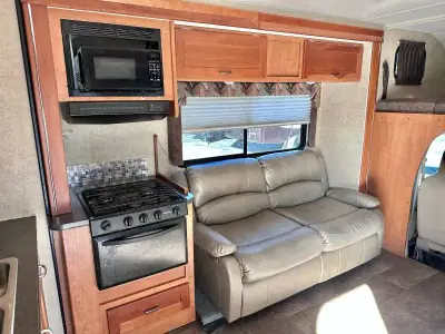 2017 Winnebago Spirit 31D photo 21