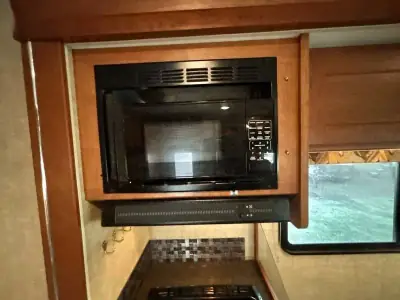 2017 Winnebago Spirit 31D photo 16