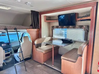 2017 Winnebago Spirit 31D photo 10