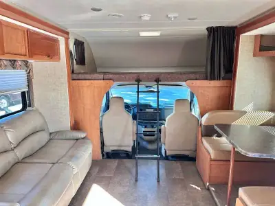 2017 Winnebago Spirit 31D photo 12