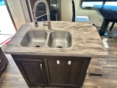 2016 Evergreen Bay Hill Fifth Wheel 295RL photo 9