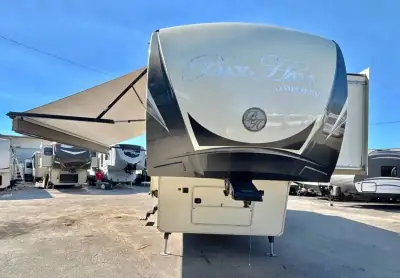 2016 Evergreen Bay Hill Fifth Wheel 295RL photo 3