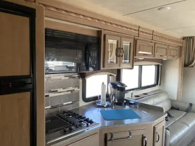2017 Thor CHATEAU 31Y photo 12