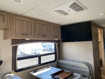 2017 Thor CHATEAU 31Y photo 17