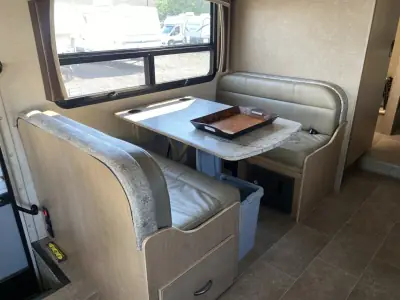 2017 Thor CHATEAU 31Y photo 16