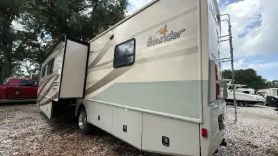 2009 Fleetwood Bounder 35H Ford photo 9
