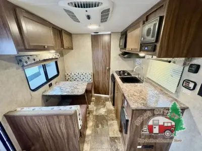 2016 Coachmen Clipper Ultra-Lite 17FQ photo 9