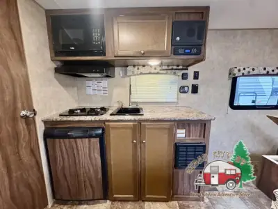 2016 Coachmen Clipper Ultra-Lite 17FQ photo 12