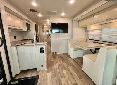 2020 Winnebago Intent 28Y photo 3