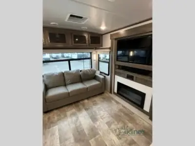 2022 Forest River Rockwood Signature Ultra Lite 8337RL photo 11