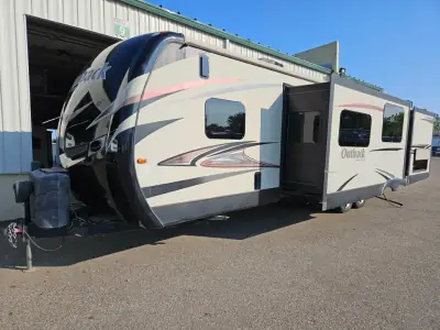 2016 Keystone Outback 324CG photo 3