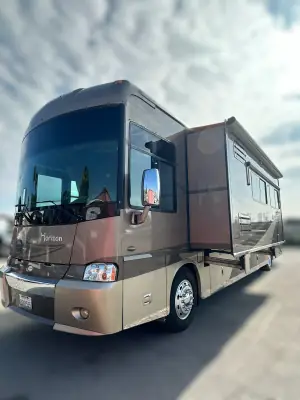 2009 Winnebago Itasca Horizon 40TD photo 3