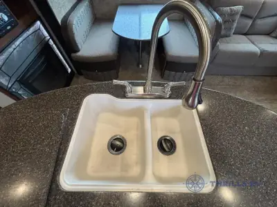 2017 Coachmen Freedom Express 320BHDS photo 28