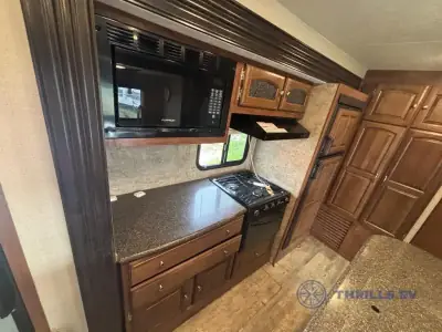 2017 Coachmen Freedom Express 320BHDS photo 30