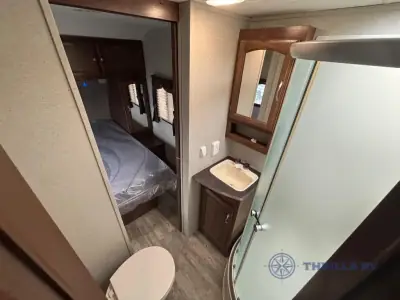 2017 Coachmen Freedom Express 320BHDS photo 39