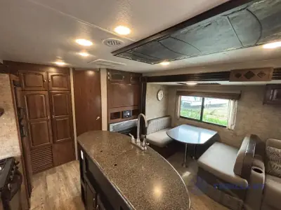 2017 Coachmen Freedom Express 320BHDS photo 9