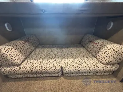 2017 Coachmen Freedom Express 320BHDS photo 21