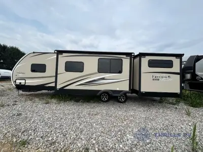 2017 Coachmen Freedom Express 320BHDS photo 5