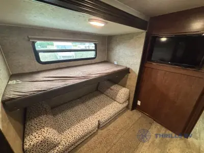 2017 Coachmen Freedom Express 320BHDS photo 16