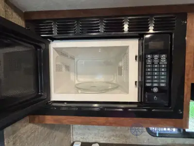 2017 Coachmen Freedom Express 320BHDS photo 34