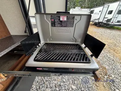 2017 Coachmen Freedom Express 320BHDS photo 52