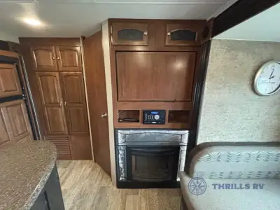 2017 Coachmen Freedom Express 320BHDS photo 23