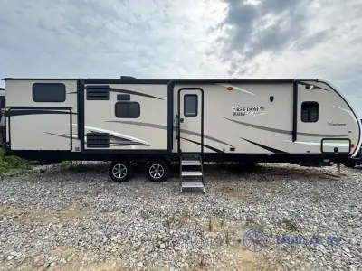 2017 Coachmen Freedom Express 320BHDS photo 3
