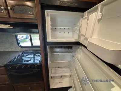 2017 Coachmen Freedom Express 320BHDS photo 35