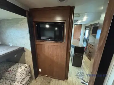 2017 Coachmen Freedom Express 320BHDS photo 22