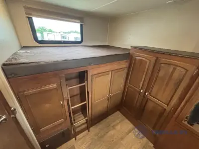 2017 Coachmen Freedom Express 320BHDS photo 17