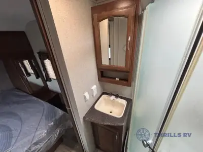 2017 Coachmen Freedom Express 320BHDS photo 41