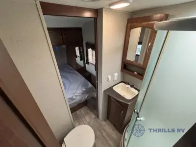 2017 Coachmen Freedom Express 320BHDS photo 12