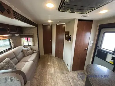 2017 Coachmen Freedom Express 320BHDS photo 10