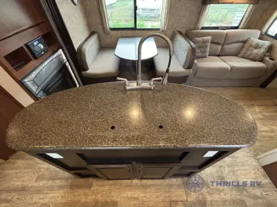 2017 Coachmen Freedom Express 320BHDS photo 27