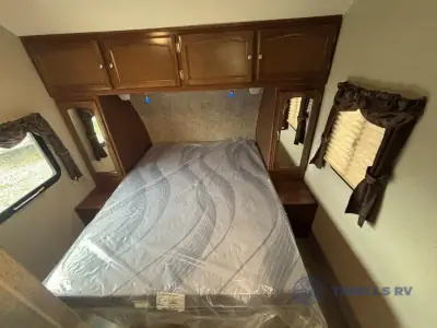 2017 Coachmen Freedom Express 320BHDS photo 44