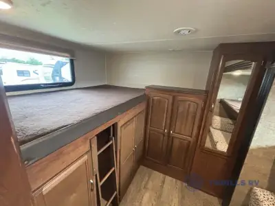 2017 Coachmen Freedom Express 320BHDS photo 15