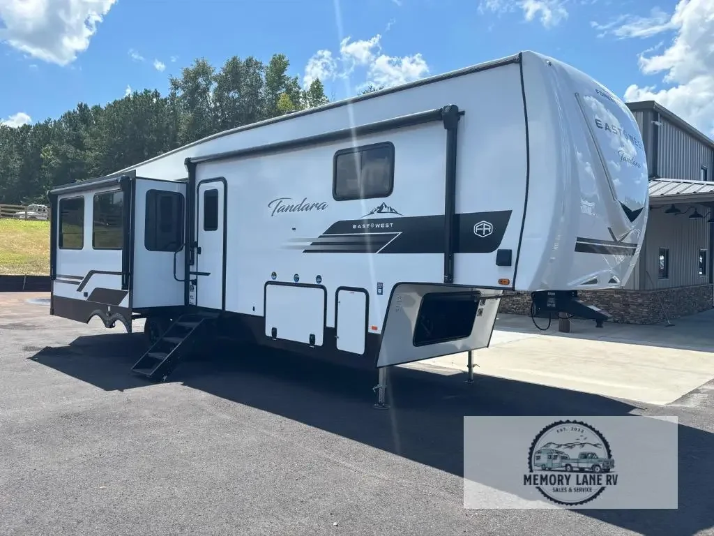 2027 East To West TANDARA 295RL exterior