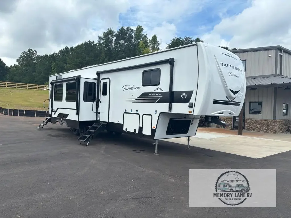 2027 East To West TANDARA 387BH exterior