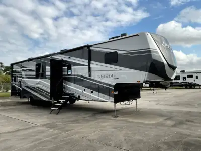 2026 Jayco Seismic 399 photo 3