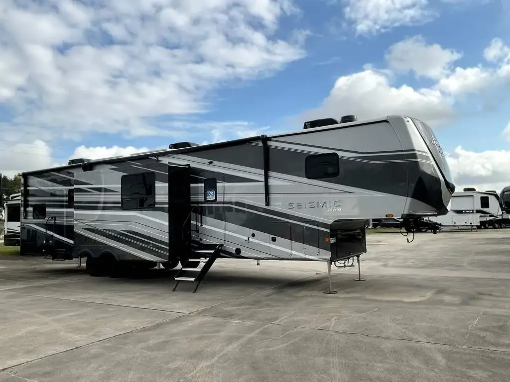 2026 Jayco Seismic 399 exterior