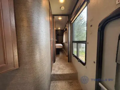 2016 Keystone Fuzion 420 Chrome photo 17
